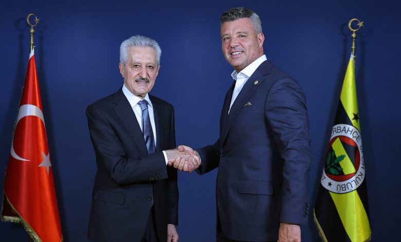 Mehmet Ali Aydınlar, son anda başkan adaylığından çekildiği Fenerbahçe'ye forma sponsorluk desteği verdi