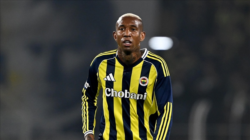 Fenerbahçe’de bu sezon attığı goller kadar kaçırdığı penaltılarla da tartışılan Anderson Talisca, bu kez saha dışındaki dikkat çeken bir olayla gündeme geldi.