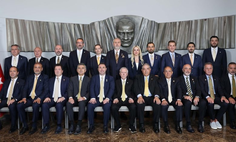 Fenerbahçe’de yeniden başkanlığa seçilen Aziz Yıldırım ve yönetimi mazbatalarını aldıktan sonra ilk yönetim kurulu toplantısını yaptı.