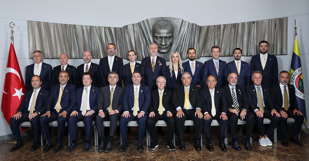 Fenerbahçe’de yeniden başkanlığa seçilen Aziz Yıldırım ve yönetimi mazbatalarını aldıktan sonra ilk yönetim kurulu toplantısını yaptı.