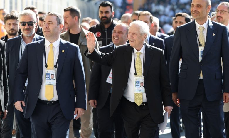 Fenerbahçe Başkan Adayı Aziz Yıldırım, olağanüstü seçimli genel kurulda kongre üyelerine seslendi.