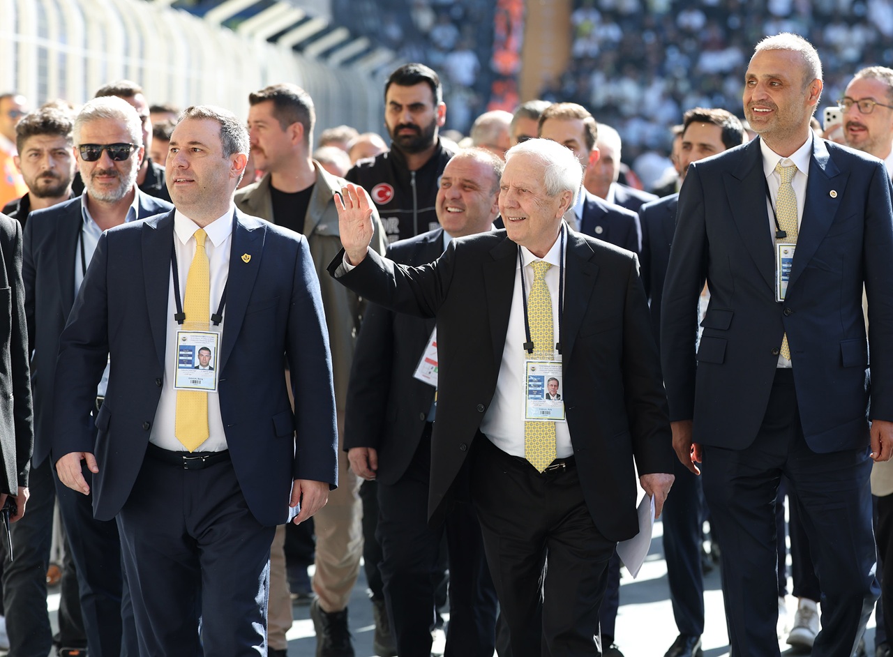 Fenerbahçe Başkan Adayı Aziz Yıldırım, olağanüstü seçimli genel kurulda kongre üyelerine seslendi.