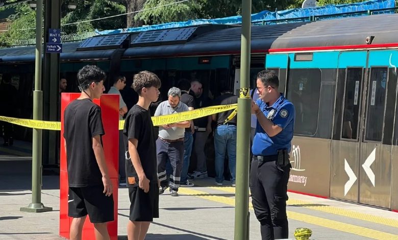İstanbul Kadıköy’deki Erenköy Marmaray İstasyonu’nda yaşanan olayda kimliği henüz belirlenemeyen bir kişi hayatını kaybetti.