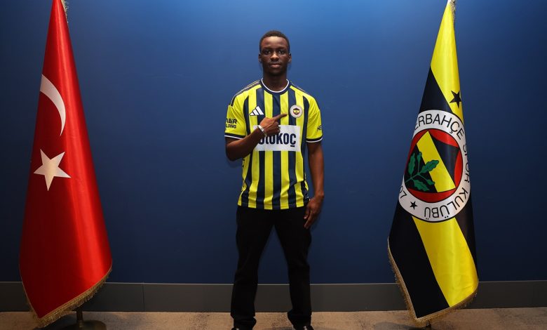 Fenerbahçe, 18 yaşındaki Senegalli futbolcu Amara Diouf’u kadrosuna kattığını açıkladı. Sarı-lacivertli kulüp, genç oyuncuyla 5 yıllık sözleşme imzaladı.