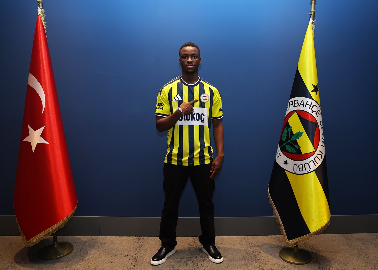 Fenerbahçe, 18 yaşındaki Senegalli futbolcu Amara Diouf’u kadrosuna kattığını açıkladı. Sarı-lacivertli kulüp, genç oyuncuyla 5 yıllık sözleşme imzaladı.