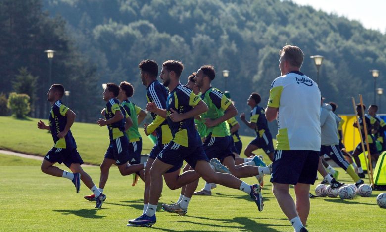 Fenerbahçe, yeni sezon hazırlıklarını Topuk Yaylası Tesisleri’nde yaptığı akşam antrenmanıyla sürdürdü.