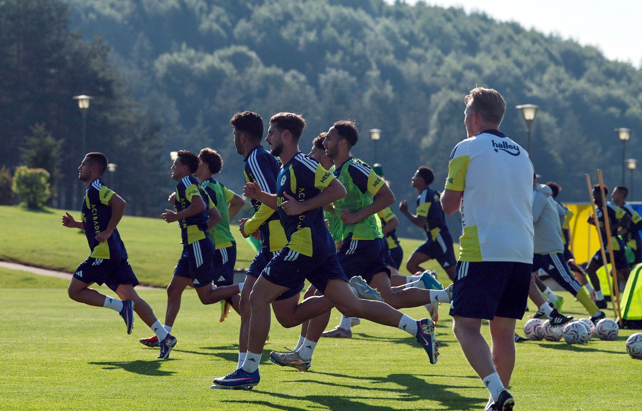 Fenerbahçe, yeni sezon hazırlıklarını Topuk Yaylası Tesisleri’nde yaptığı akşam antrenmanıyla sürdürdü.