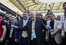 Fenerbahçe seçiminde sandıktan Aziz Yıldırım çıktı 3 Sayımda resmi olmayan ilk sonuçlara göre Aziz Yıldırım, açılan sandıkların tamamında önde yer aldı.
