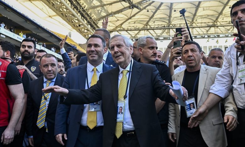 Sayımda resmi olmayan ilk sonuçlara göre Aziz Yıldırım, açılan sandıkların tamamında önde yer aldı.
