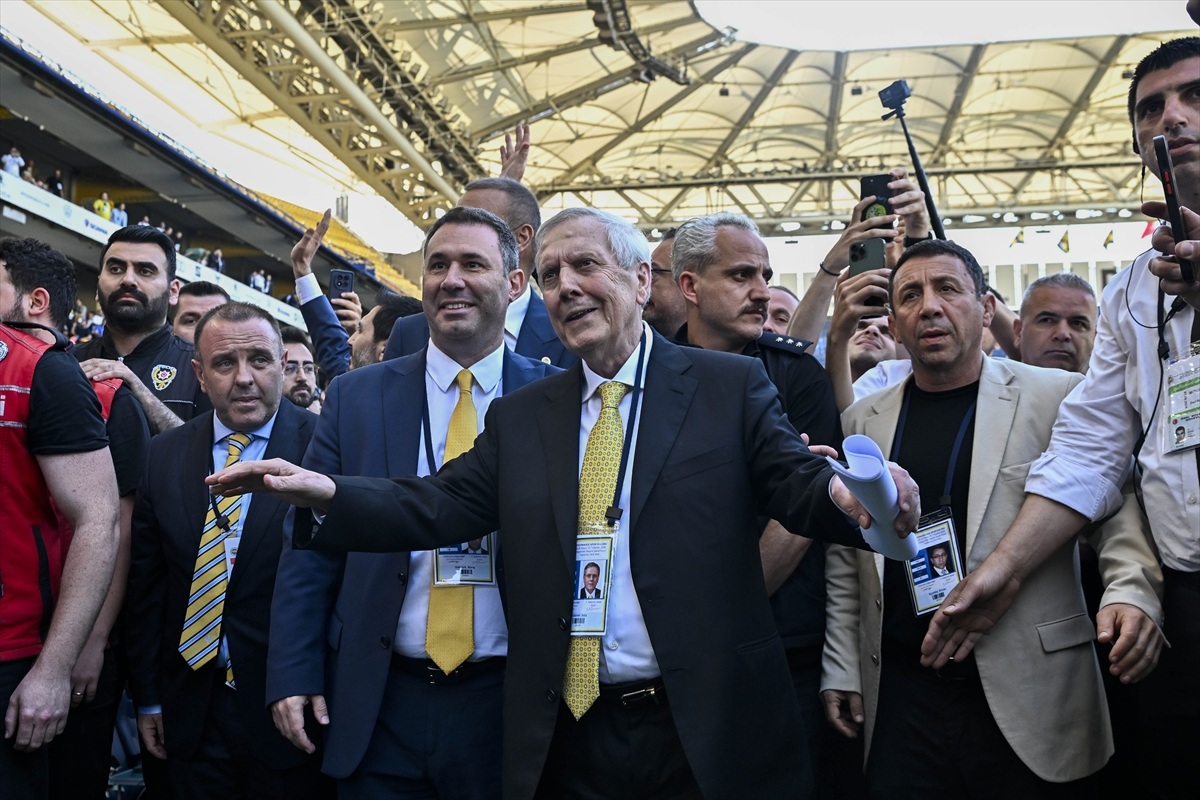 Sayımda resmi olmayan ilk sonuçlara göre Aziz Yıldırım, açılan sandıkların tamamında önde yer aldı.
