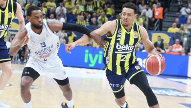 Fenerbahçe Beko, Türkiye Sigorta Basketbol Süper Ligi play-off yarı final serisi ikinci maçında Anadolu Efes’i 73-72 mağlup etti.