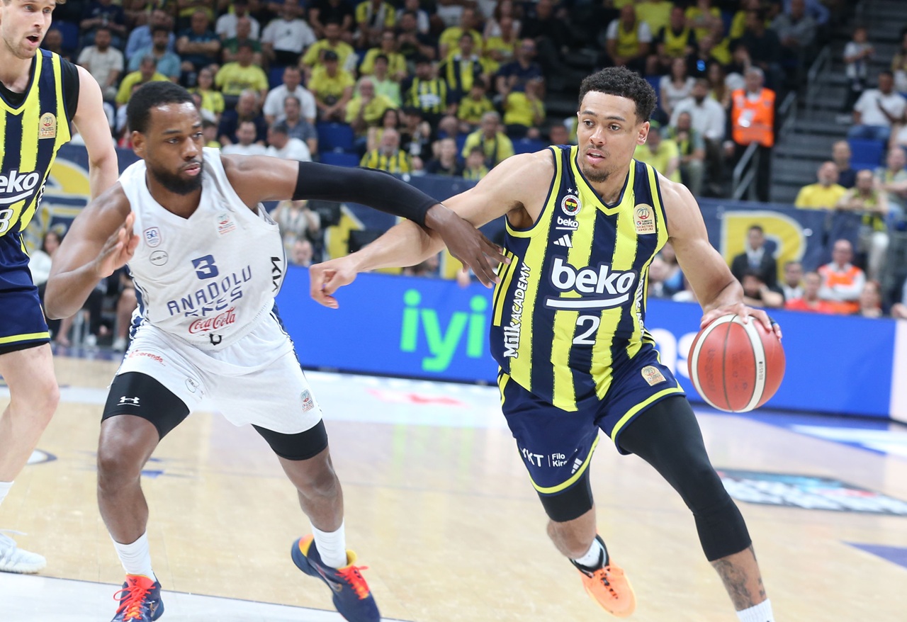 Fenerbahçe Beko, Türkiye Sigorta Basketbol Süper Ligi play-off yarı final serisi ikinci maçında Anadolu Efes’i 73-72 mağlup etti.