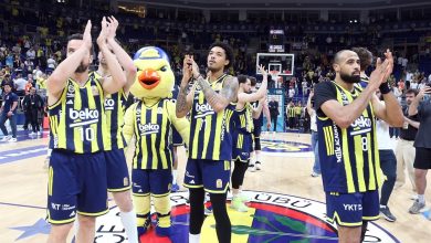 Yarı final serisinin ilk maçında Fenerbahçe Beko, uzun süre geride götürdüğü mücadelede son periyotta oyunun rengini değiştirdi.