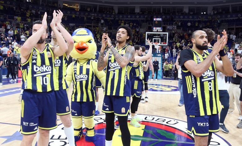 Yarı final serisinin ilk maçında Fenerbahçe Beko, uzun süre geride götürdüğü mücadelede son periyotta oyunun rengini değiştirdi.