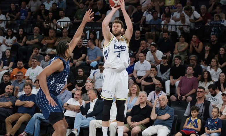 Fenerbahçe Beko, büyük çekişmeye sahne olan Anadolu Efes deplasmanından final biletiyle döndü.