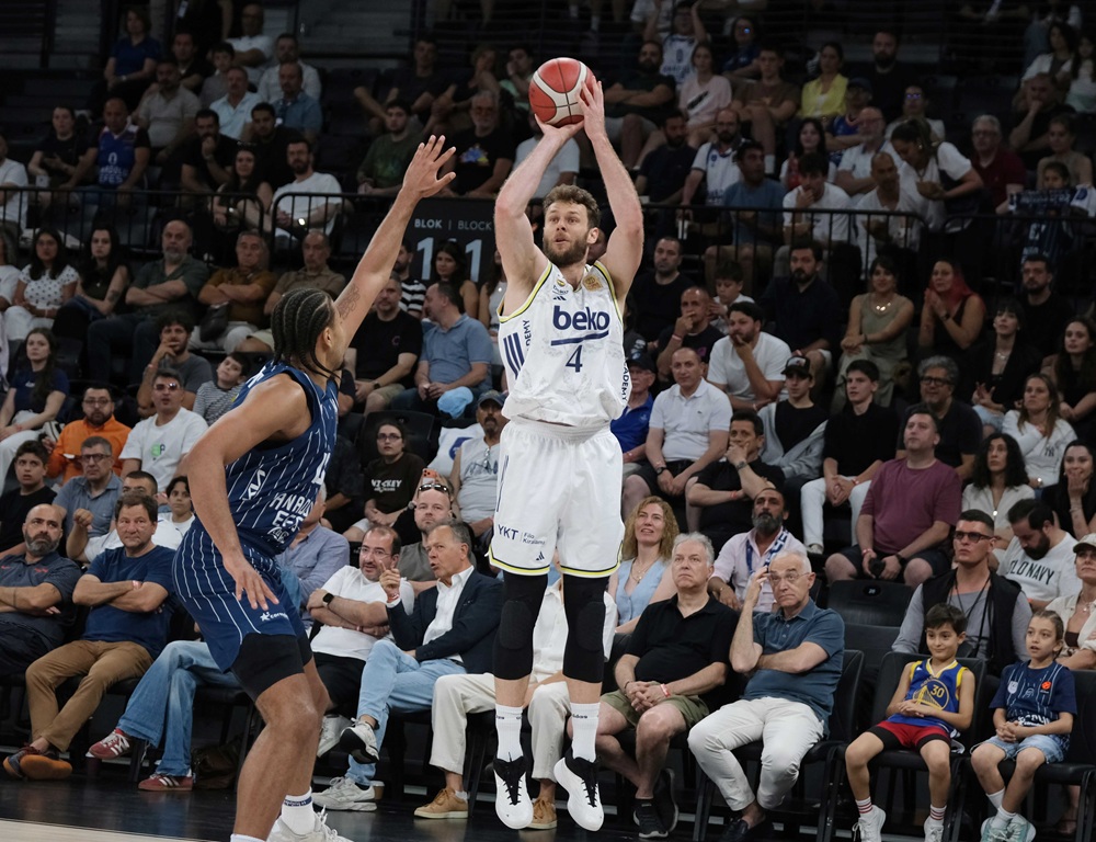 Fenerbahçe Beko, büyük çekişmeye sahne olan Anadolu Efes deplasmanından final biletiyle döndü.