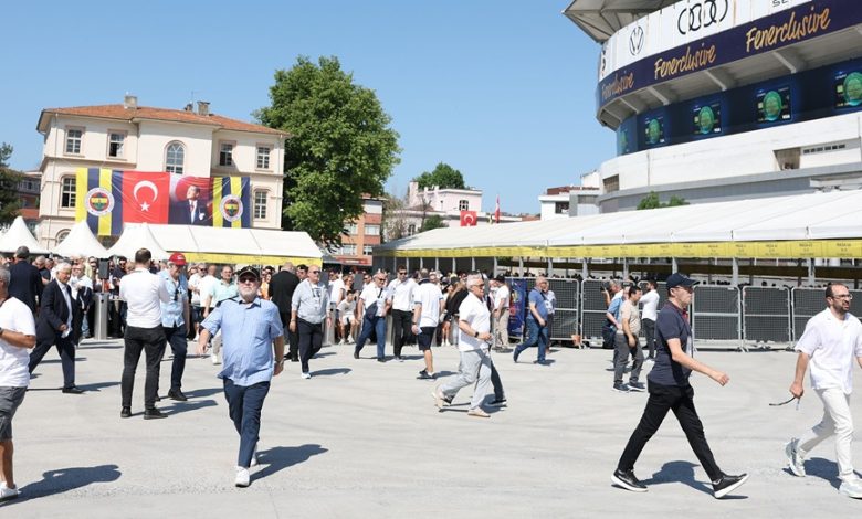 Fenerbahçe Kulübü’nün olağanüstü seçimli genel kurulunda üyeler sandık başına gitmeye başladı.