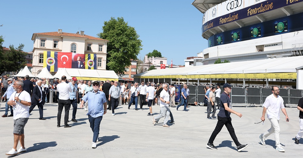 Fenerbahçe Kulübü’nün olağanüstü seçimli genel kurulunda üyeler sandık başına gitmeye başladı.
