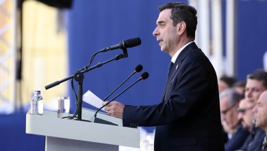 Fenerbahçe’nin olağanüstü seçimli genel kurulunda ilk gün, başkan adaylarını destekleyen grupların karşılıklı tezahüratlarıyla gergin geçti.