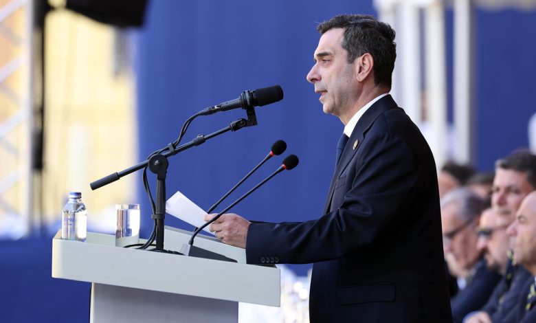 Fenerbahçe’nin olağanüstü seçimli genel kurulunda ilk gün, başkan adaylarını destekleyen grupların karşılıklı tezahüratlarıyla gergin geçti.
