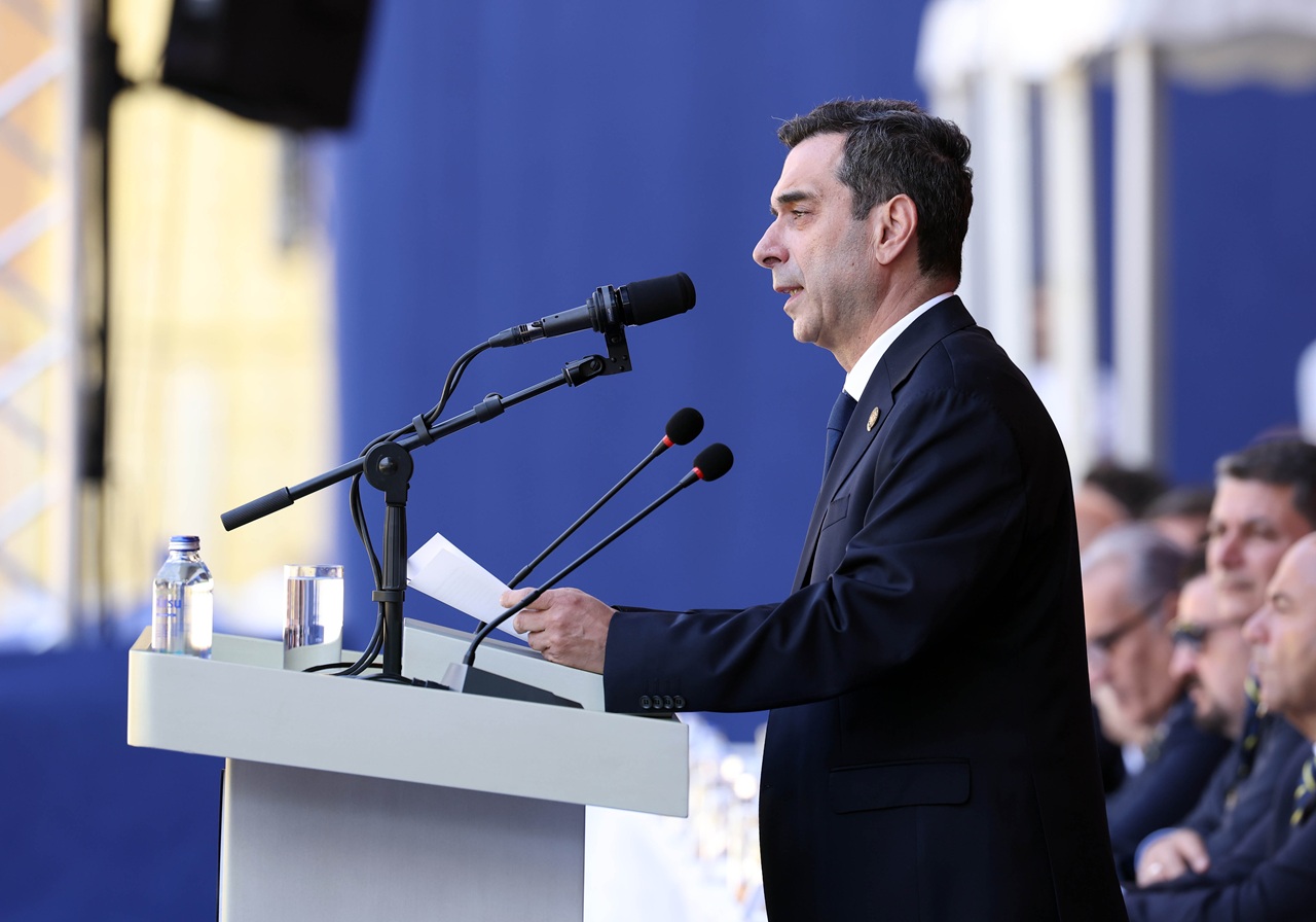 Fenerbahçe’nin olağanüstü seçimli genel kurulunda ilk gün, başkan adaylarını destekleyen grupların karşılıklı tezahüratlarıyla gergin geçti.