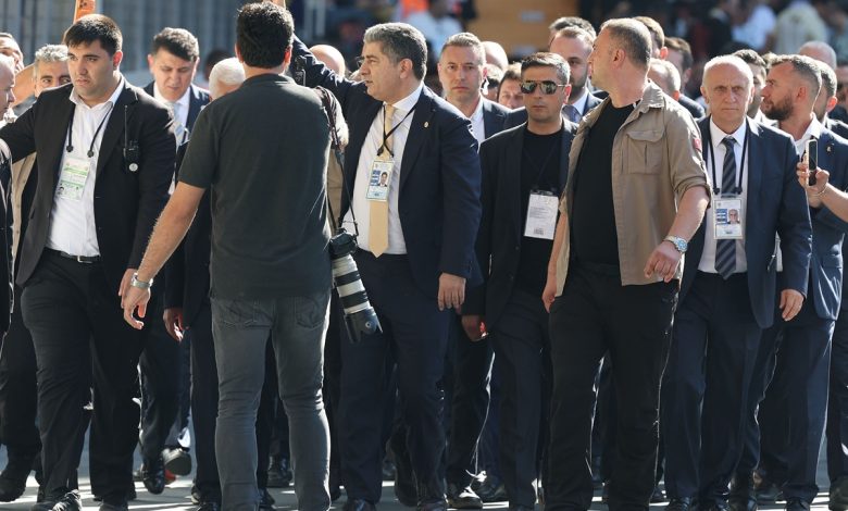 Fenerbahçe Başkan Adayı Hakan Safi, olağanüstü seçimli genel kurulda kongre üyelerine seslendi.