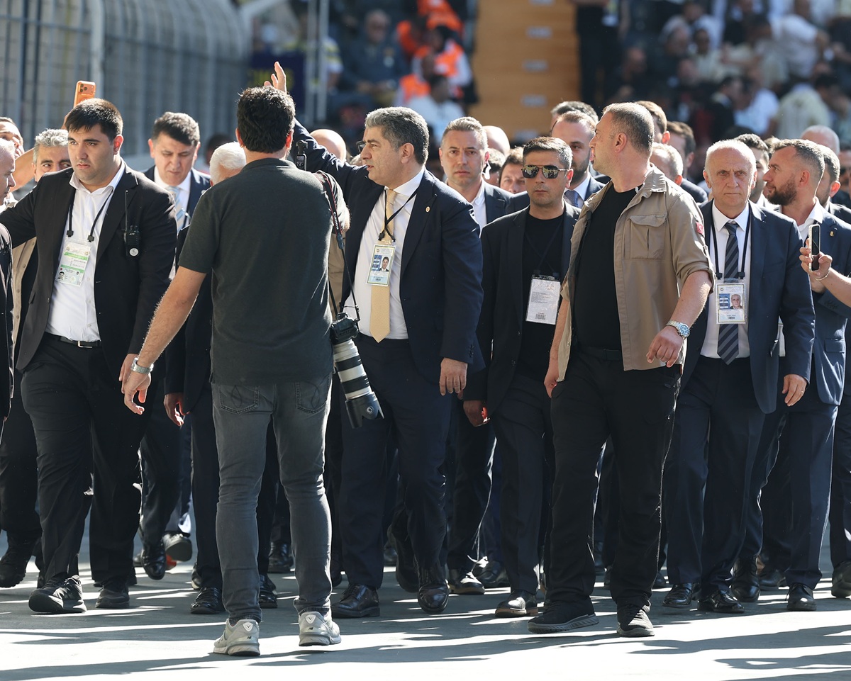 Fenerbahçe Başkan Adayı Hakan Safi, olağanüstü seçimli genel kurulda kongre üyelerine seslendi.