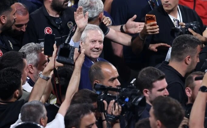 NationalTurk yorumcusu Müslüm Gülhan'ın BirGün gazetesinde yer alan "Fenerbahçe'den CHP'ye neyin aklı?" başlıklı köşe yazısı...