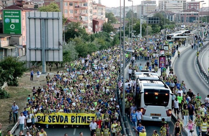 Fenerbahçe, 3 Temmuz sürecinin 15. yılında yayımladığı açıklamada, kulübün o dönemde taraftarıyla birlikte kenetlendiğini vurguladı.