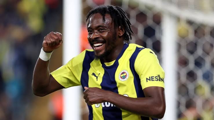 Fenerbahçe’de transfer çalışmaları sürerken, eski futbolcu Bright Osayi-Samuel’in sarı-lacivertli takıma dönmek istediği öne sürüldü.