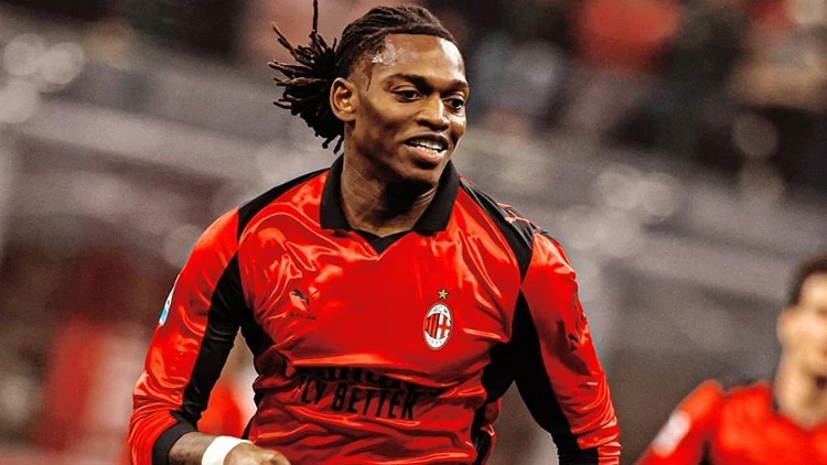 Fenerbahçe, Milan forması giyen Rafael Leao’yu kadrosuna katmak için görüşmelere başladı.