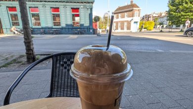 Köpüklü buzlu frappe bardağı kafe masasında