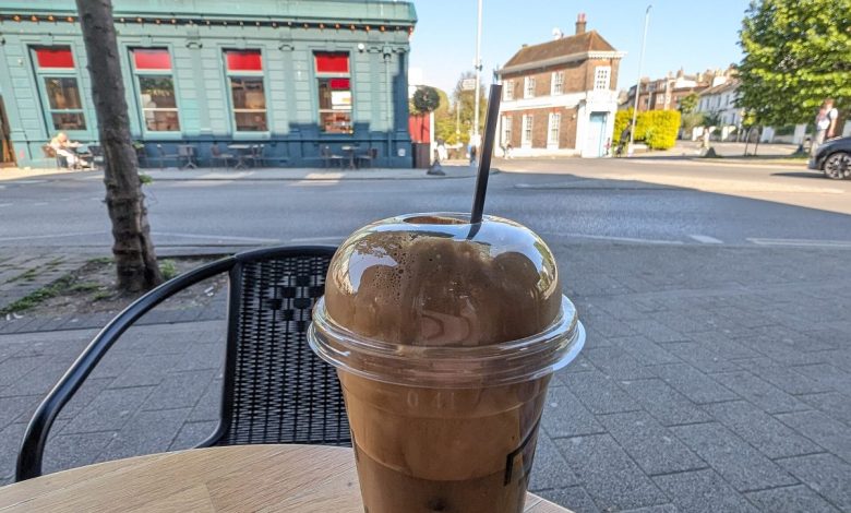 Frappe nedir: Selanik'te doğan kahve Kadıköy masalarında 1 Köpüklü buzlu frappe bardağı kafe masasında