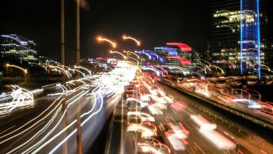 Gece saatlerinde şehir çıkışında otoyol trafiği