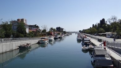 Kadıköy Kurbağalıdere kıyısında demirli tekneler