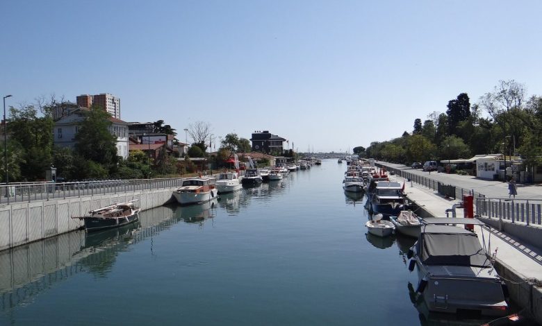 Kadıköy Kurbağalıdere kıyısında demirli tekneler