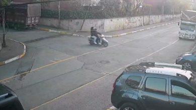 Kadıköy’de kadın sürücünün kullandığı otomobil, direksiyon hakimiyetinin kaybedilmesi sonucu motosiklet galerisine girdi.