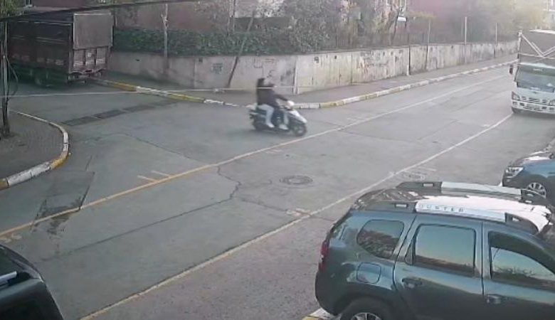 Kadıköy’de kadın sürücünün kullandığı otomobil, direksiyon hakimiyetinin kaybedilmesi sonucu motosiklet galerisine girdi.