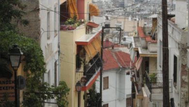 Selanik'te yamaca kurulu apartmanlar