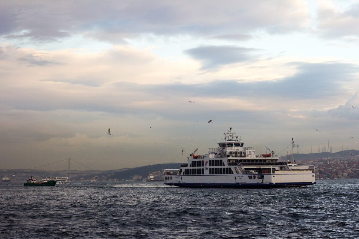 İstanbul Boğazı'nda sefer yapan bir şehir hatları vapuru