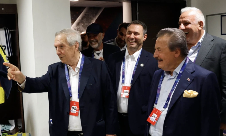 Aziz Yıldırım yıllar sonra soyunma odasına indi. Camia kenetlendi
