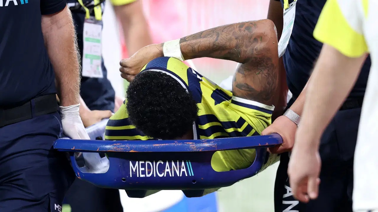 Fenerbahçe, Sturm Graz maçında sakatlanarak oyundan çıkan Jayden Oosterwolde’nin sağlık durumu hakkında açıklama geldi.