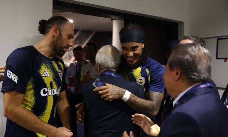 Fenerbahçe Başkanı Aziz Yıldırım’ın Lyon taraftarlarıyla sözlü tartışmaya girdiği anlar görüntülendi.