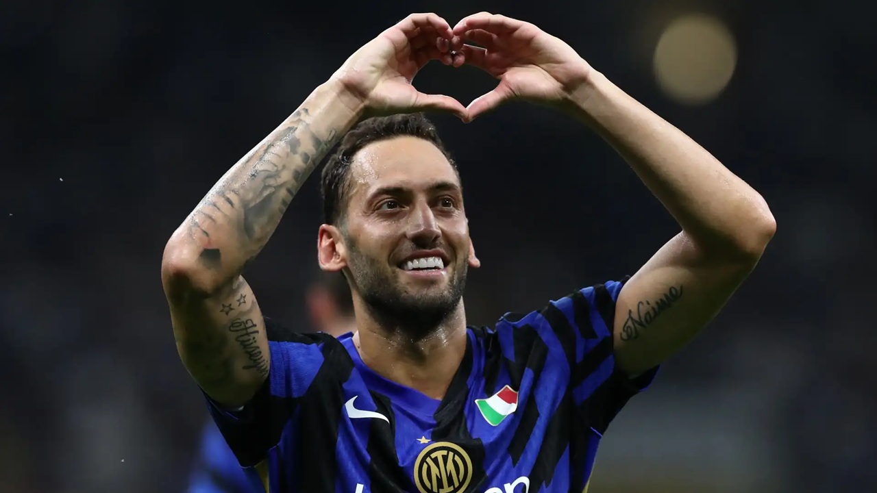 Fenerbahçe’de Hakan Çalhanoğlu transferi yeniden gündemin ilk sırasına çıktı. Cihan Kamer’in İtalya'ya gideceği ortaya çıktı.