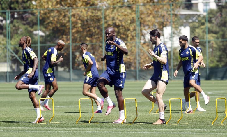 Fenerbahçe Lyon rövanşı için mesaiye başladı 8 Süper Lig’de Konyaspor’u mağlup eden Fenerbahçe, ara vermeden Şampiyonlar Ligi’ndeki kritik Lyon deplasmanına odaklandı.