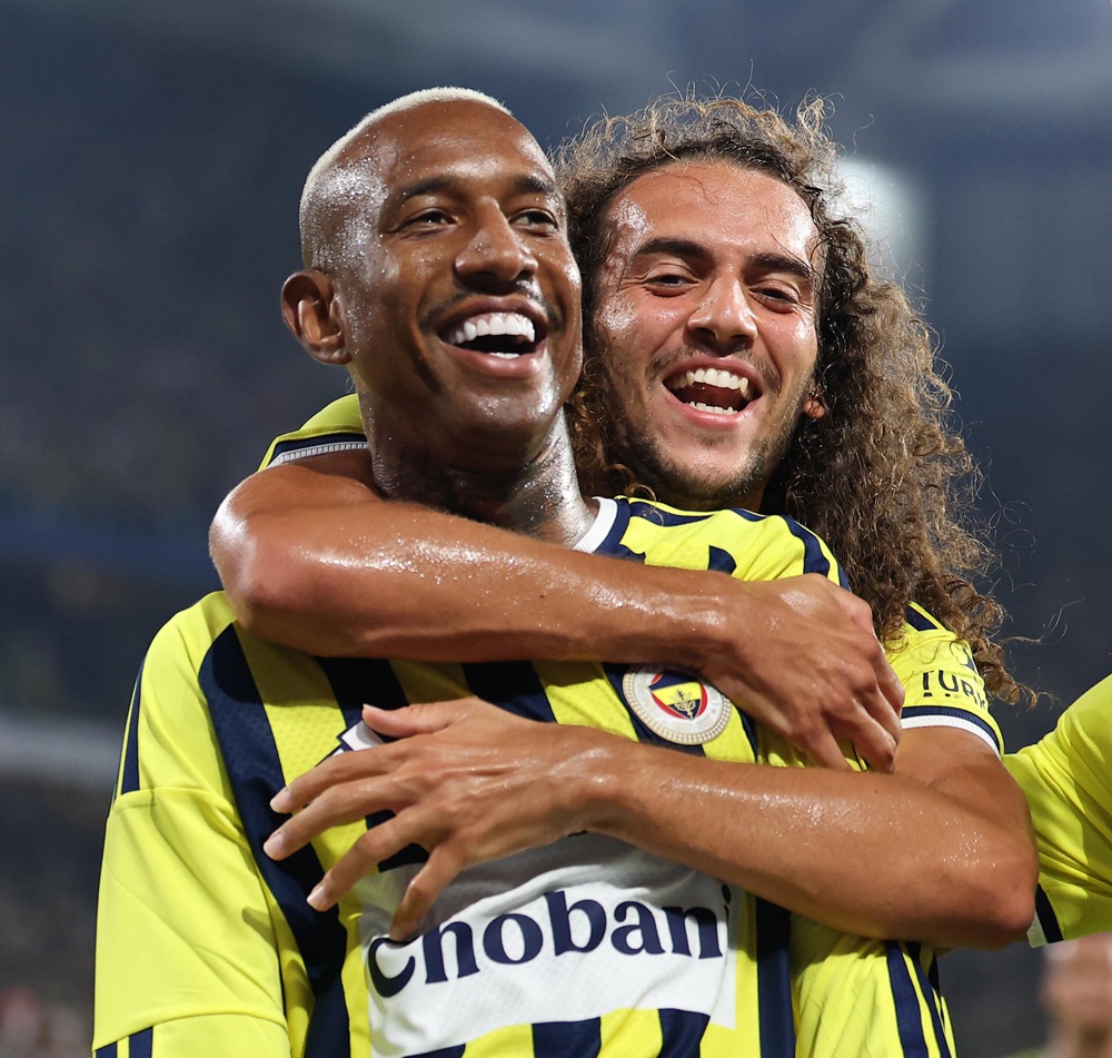 Şampiyonlar Ligi yolculuğuna güçlü başlayan Fenerbahçe, Sturm Graz karşısında ilk bölümde bulduğu gollerle 2-0 kazandı.