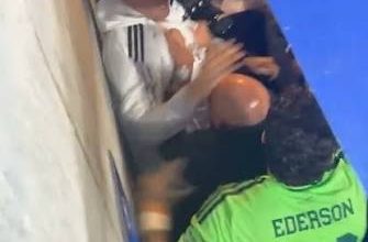 Guendouzi’ya uçan tekme atan bakın kim çıktı! 2 Matteo Guendouzi’ye doğru koşup havaya sıçrayarak tekme atan kişinin Lyon kaleci antrenörü Antonio Ferreira olduğu belirlendi.