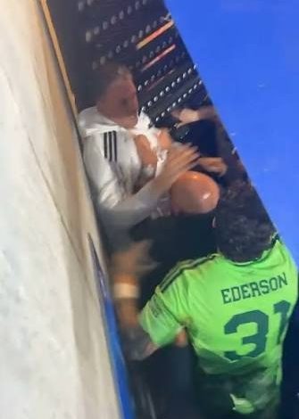 Matteo Guendouzi’ye doğru koşup havaya sıçrayarak tekme atan kişinin Lyon kaleci antrenörü Antonio Ferreira olduğu belirlendi.