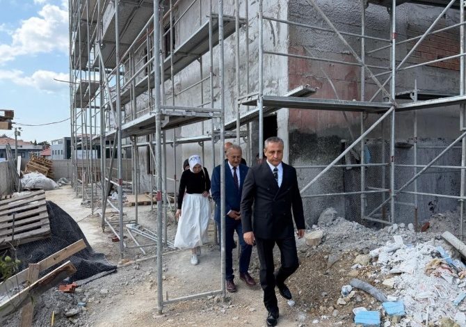 Kadıköy Anadolu İmam Hatip Lisesi Kız Öğrenci Yurdu inşaatında devam eden çalışmalar yerinde incelendi.