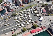 Kadıköy’de otobüs düzeni tepki çekti 1 Kadıköy Rıhtım’daki otobüs peronlarının kaldırılarak hatların Uzunçayır’a taşınmasıyla başlayan yeni ulaşım düzeni vatandaşların tepkisine neden oldu.